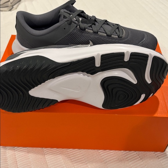 NEW Mens Nike Legend Essential 3 Sneakers 11 - Picture 5 of 9